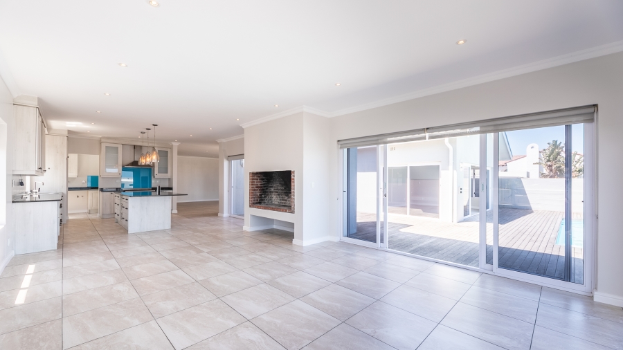 To Let 4 Bedroom Property for Rent in Bloubergstrand Western Cape